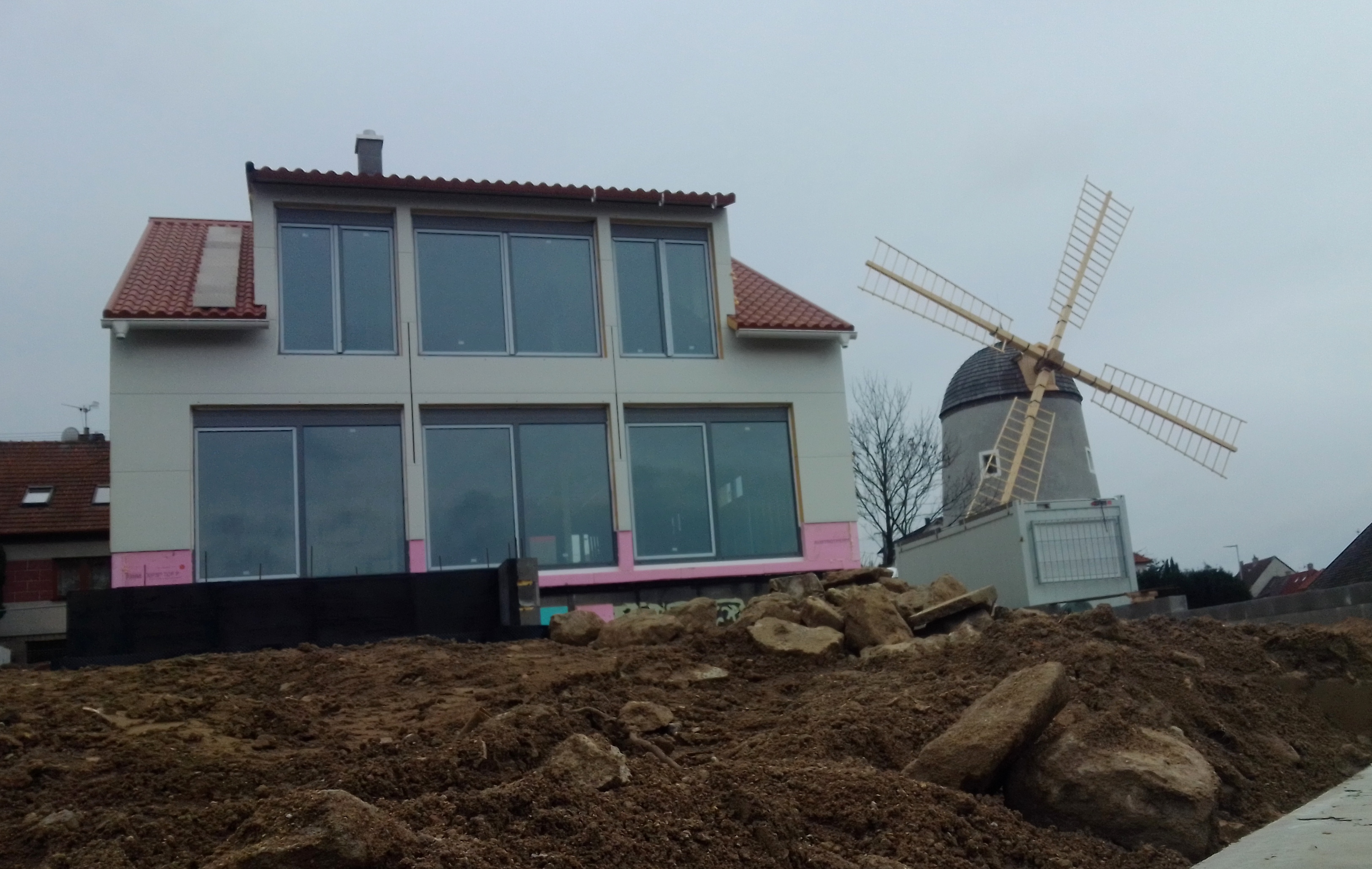 Nevhodná zástavba nového domu hned vedle větrného mlýna rok 2020.jpg